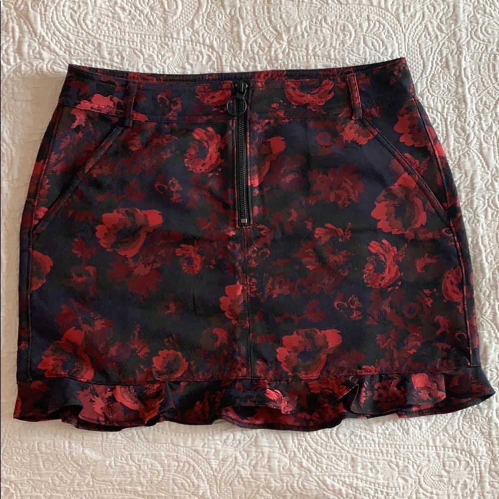 Beautiful floral mini skirt 🌹🖤